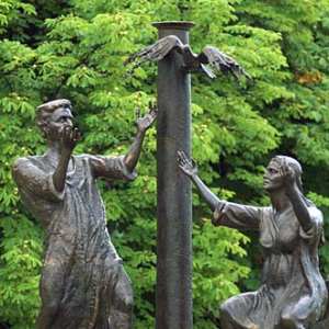 Figury świętych na stacjach przed Klasztorem Jasnogórskim